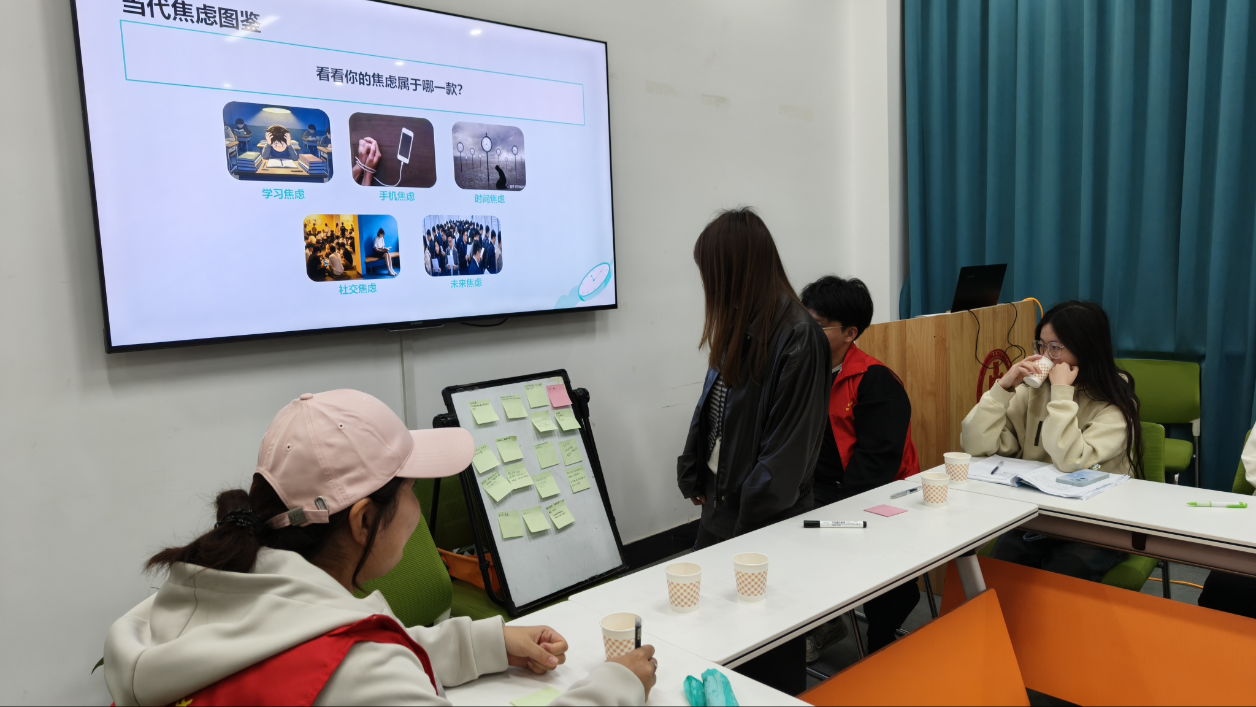“一站式”学生社区“名师聊天室”系列活动：以规划破焦虑 以陪伴助成长